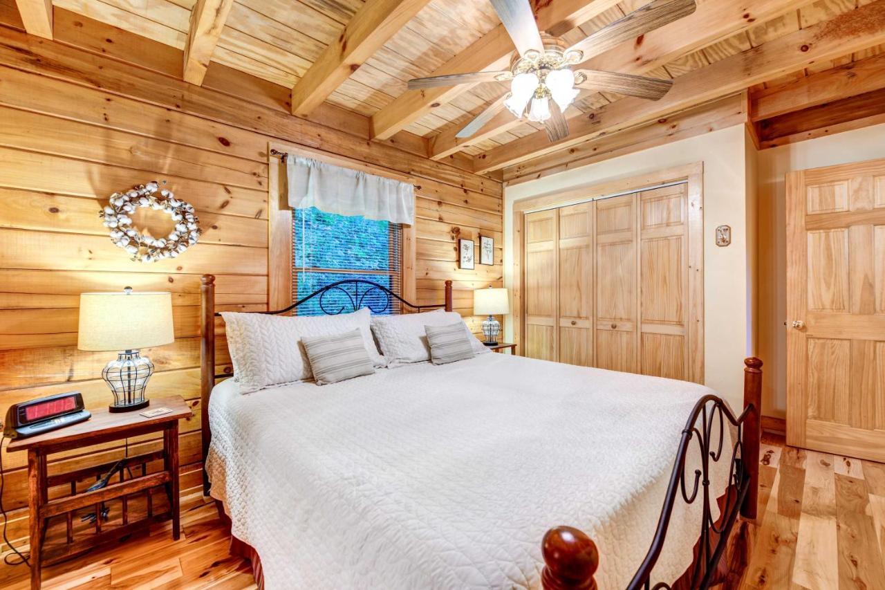 Waynesville Cabin With Covered Deck And Fire Pit! Lake Junaluska Kültér fotó