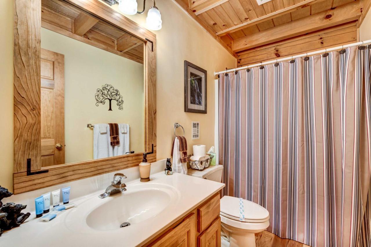 Waynesville Cabin With Covered Deck And Fire Pit! Lake Junaluska Kültér fotó